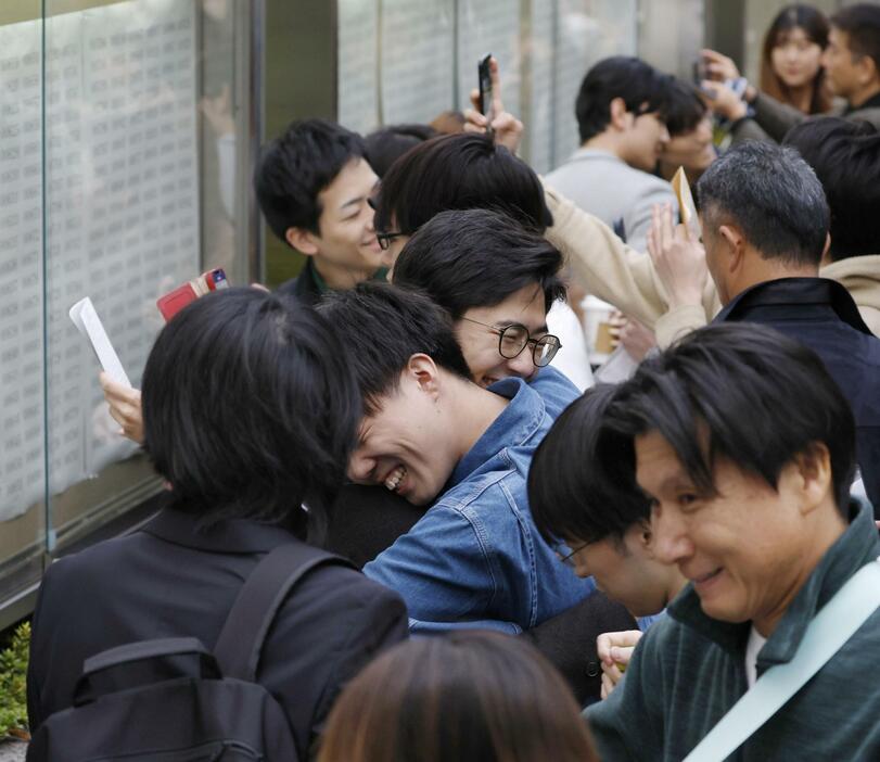 司法試験の合格発表で喜ぶ人たち＝6日午後、東京・霞が関