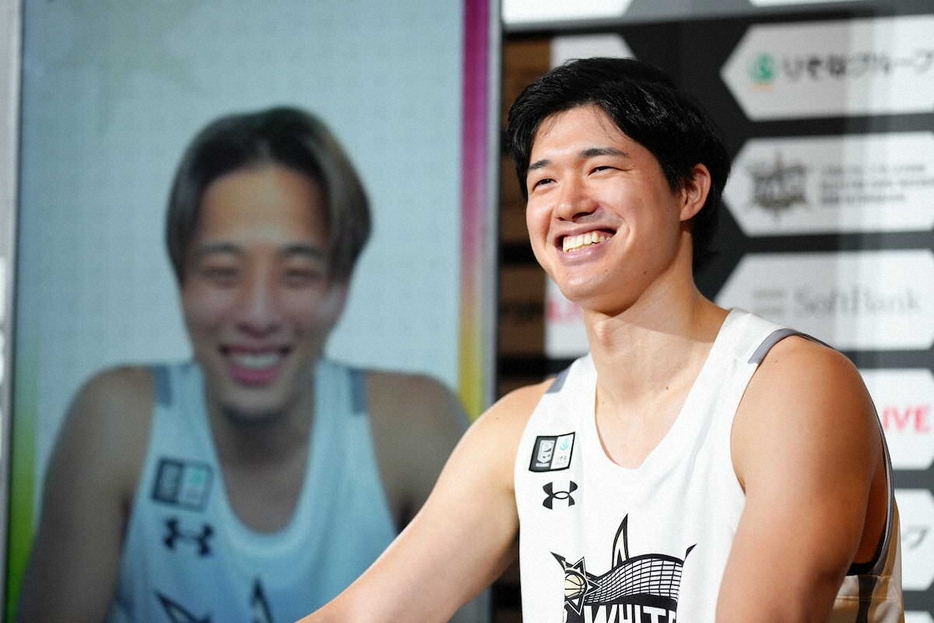 ＜Bリーグオールスターゲーム出場選手発表会見＞会見で笑顔を見せる渡辺雄太（撮影・西尾　大助）