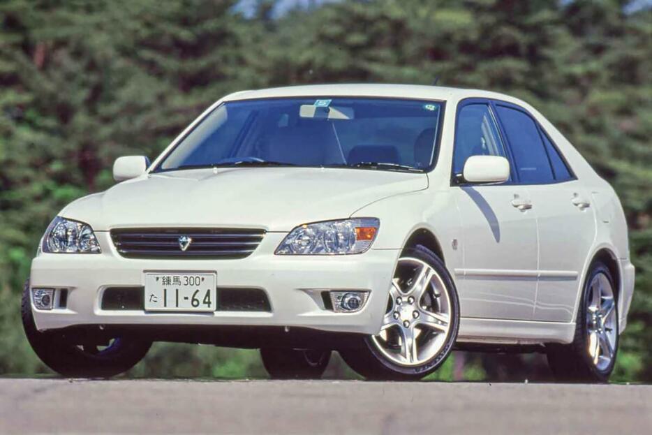 1998年に登場したトヨタ・アルテッツァは、1998-1999の日本カー・オブ・ザ・イヤーを受賞したコンパクトFRセダンだった。