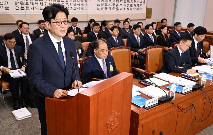 (写真：朝鮮日報日本語版) ▲李昌洙ソウル中央地検長が今月18日、ソウル市汝矣島の韓国国会法制司法委員会で開かれたソウル高検・ソウル中央地検などに対する国政監査であいさつをしているところ。／写真＝李徳勲（イ・ドクフン）記者