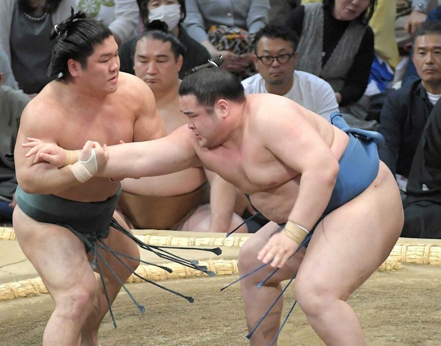 　朝紅龍（左）を下し、１敗を守った阿武剋（撮影・佐藤厚）