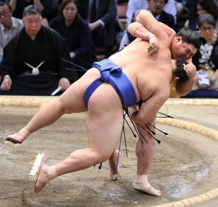 大相撲九州場所４日目。新大関大の里（手前）は阿炎の術中にはまって土がついた。他の大関は、豊昇龍が宇良を冷静に仕留めて４連勝。琴桜は若隆景に圧力勝ちして連敗を免れ、１敗を守った＝１３日、福岡国際センター