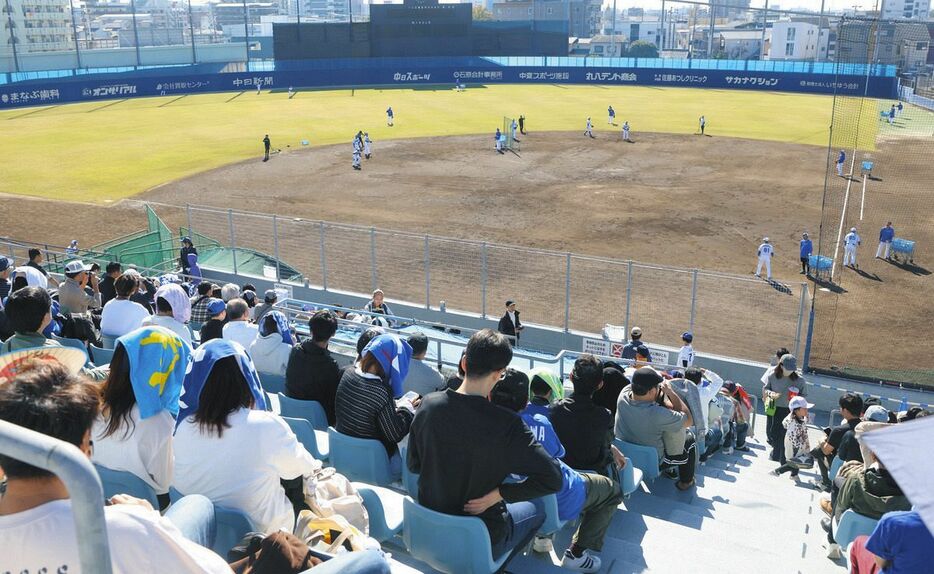 大勢のファンでにぎわうスタンド