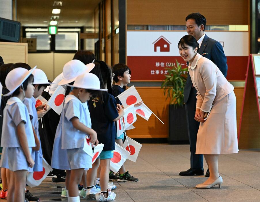 子どもたちに声をかけられる天皇、皇后両陛下の長女愛子さま＝2024年10月、佐賀市