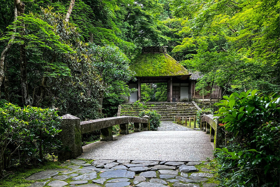 歌碑とともに京都・哲学の道にほど近い法然院に建てられたお墓には、河野さんの名前とともにすでに永田さんの名前が刻まれている