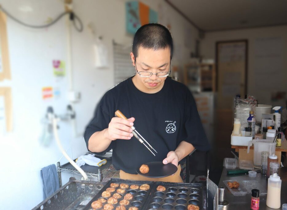 たこやきを焼く“たこやき先生”こと、川人佑太さん