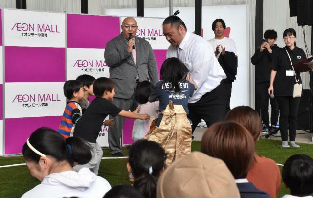 子どもたちとぶつかり稽古するなど触れ合う元琴恵光関の尾車親方＝４日午前、宮崎市・イオンモール宮崎