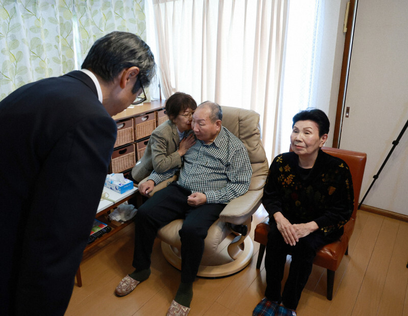 袴田巌さんと姉の秀子さんに謝罪する静岡地検の山田英夫検事正＝代表撮影