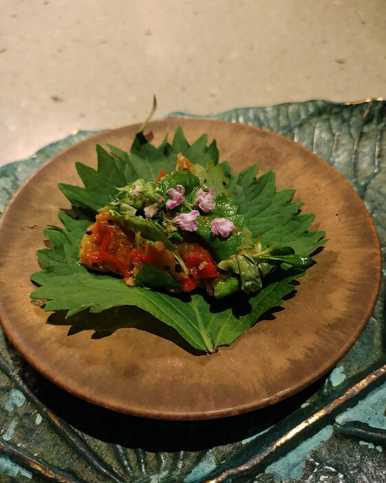 取材時の最初のひと口。野菜のペーストをシソの葉で包んで味わう