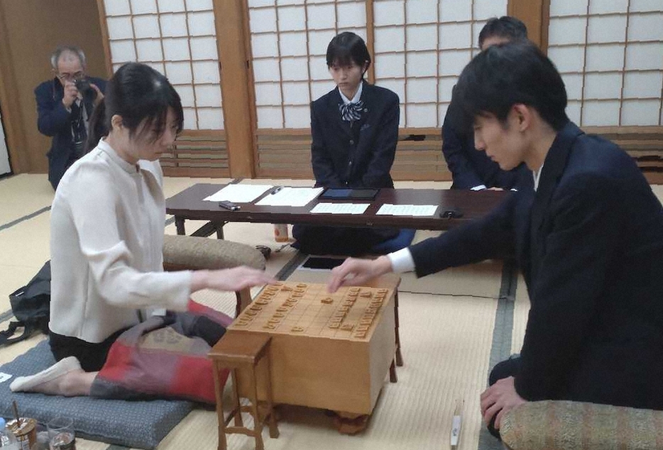 西山朋佳女流3冠（左）との棋士編入試験第3局後、感想戦を行う上野裕寿四段