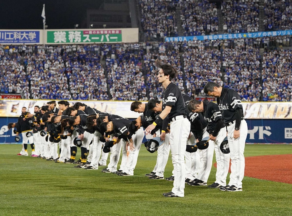 ＜D・ソ＞日本一を逃しファンへあいさつする小久保監督（右端）らソフトバンクナイン）（撮影・岡田　丈靖）