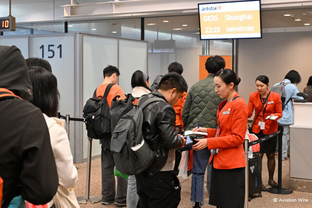 成田空港で上海行きGK35便の乗客を出迎える初代制服を着用したジェットスター・ジャパンのグランドスタッフ＝24年11月27日 PHOTO: Tadayuki YOSHIKAWA/Aviation Wire