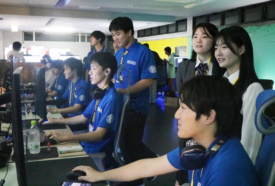 eスポーツをする生徒たち＝別府市秋葉町のeスポーツ専門店「e―XP」