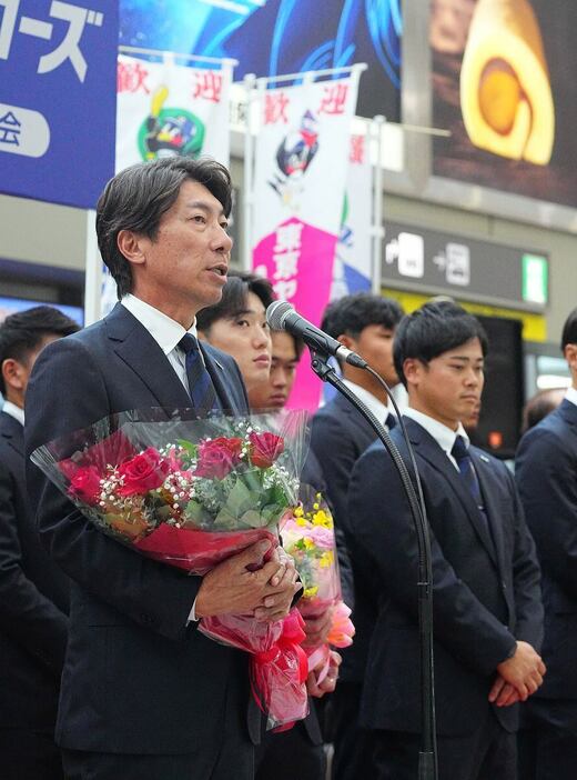 松山空港に到着し、出迎えたファンにあいさつをするヤクルト・高津臣吾監督　＝松山空港（撮影・土谷創造）