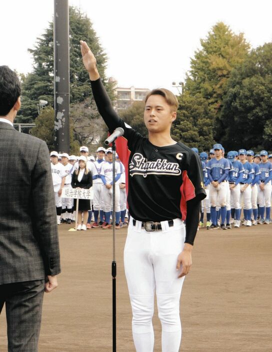 選手宣誓した至学館大の上田湧哉主将