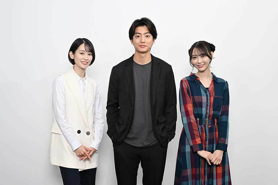 ドラマ『未恋～かくれぼっちたち～』に出演する愛希れいか（左から）、伊藤健太郎、弓木奈於【写真：(C)カンテレ】