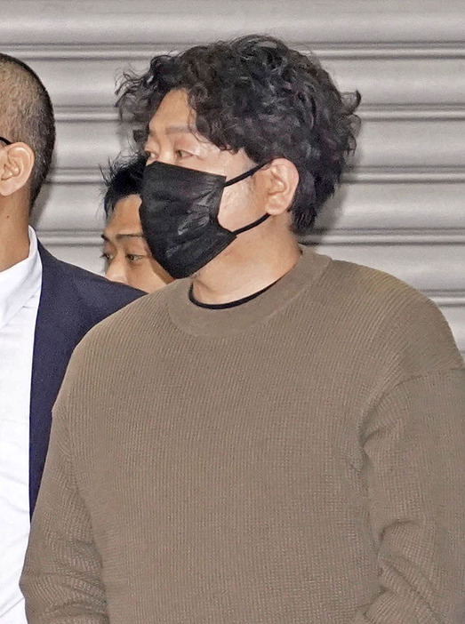 警視庁神田署に入る岩井崇容疑者＝11日