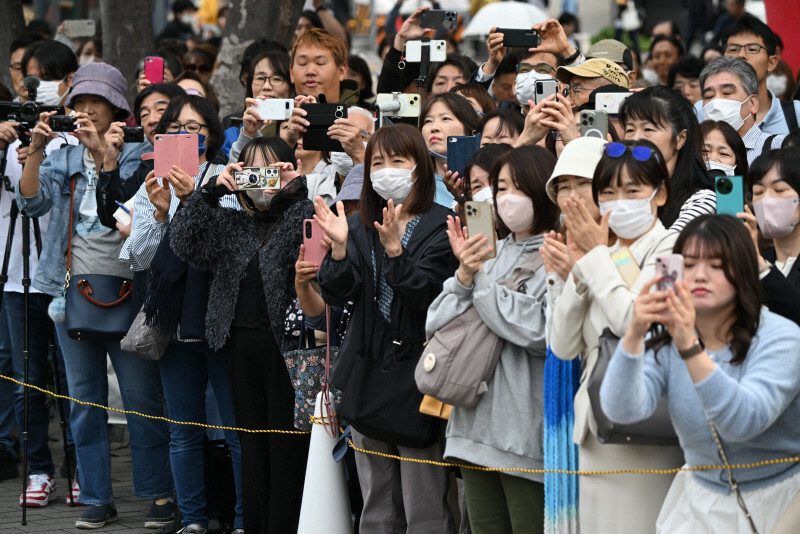 兵庫県知事選が告示され、街頭演説を聞く有権者ら＝神戸市中央区で2024年10月31日午前9時33分、大西岳彦撮影