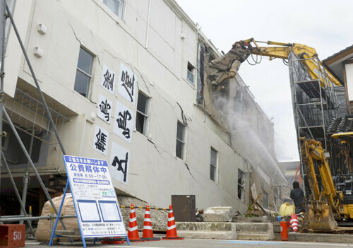 解体が始まった倒壊したビル（５日午前、石川県輪島市で）＝桐山弘太撮影