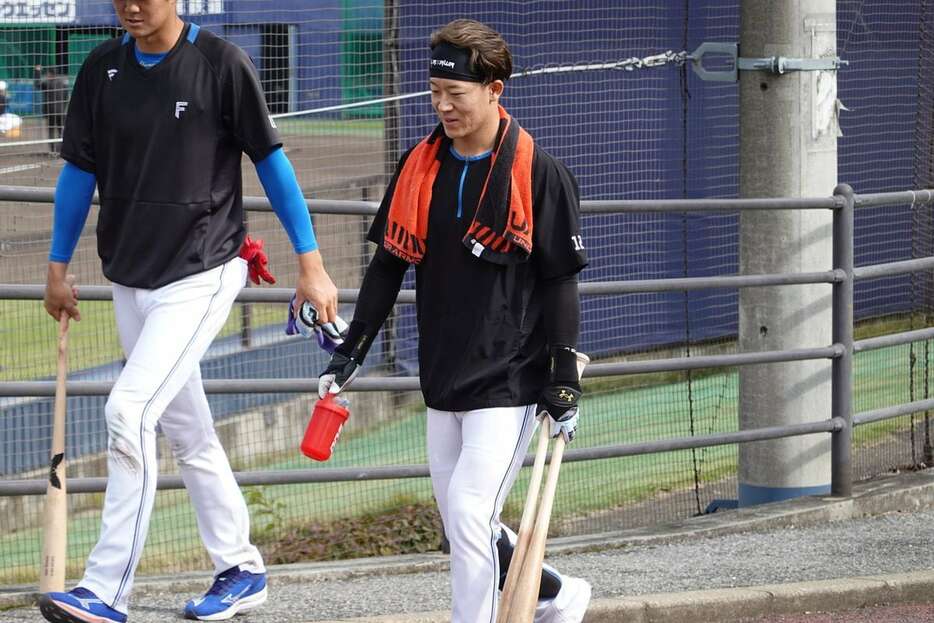 打撃練習場に向かう日本ハム・矢沢宏太（撮影・加藤次郎）