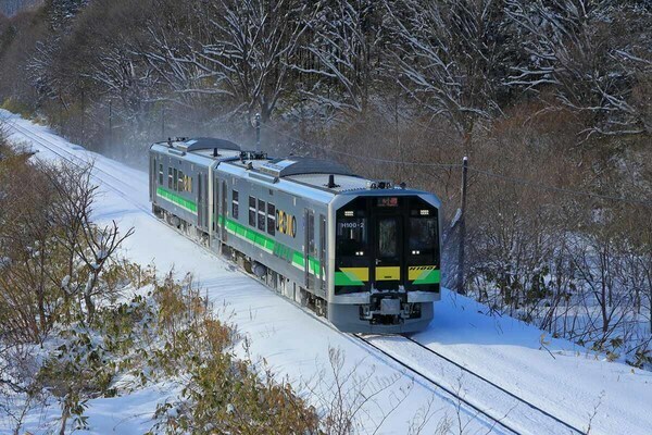 函館本線を走るH100形気動車（画像：写真AC）。