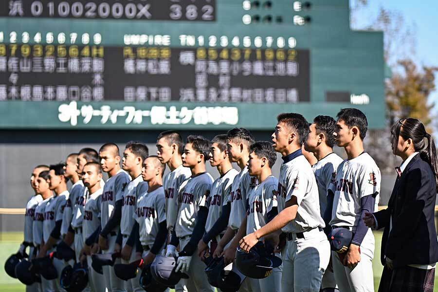 出番は訪れなかったものの、最後までチームのために戦った小野蓮（右から4人目）【写真：中戸川知世】