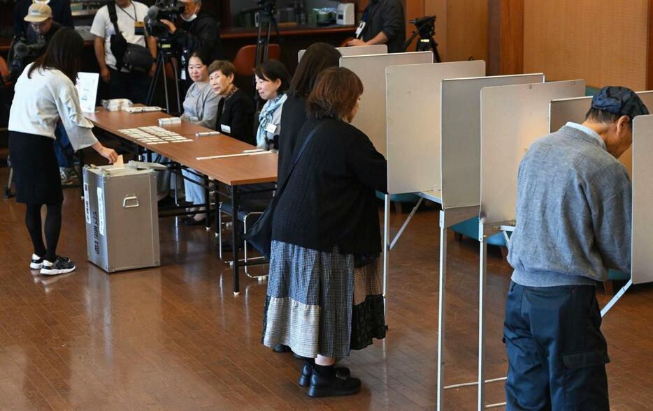 兵庫県知事選の投票をする有権者＝１７日午前、神戸市中央区山本通１（撮影・大田将之）