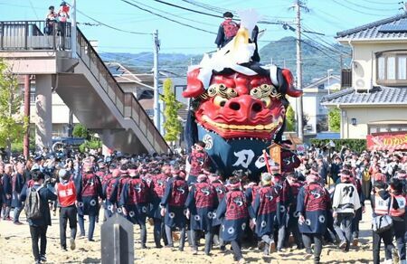 御旅所に曳き込む１番曳山の赤獅子（刀町）＝３日正午すぎ、唐津市の早稲田佐賀中高第2グラウンド