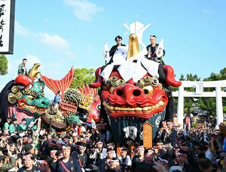 唐津神社前を出発する１番曳山「赤獅子」＝３日午前９時半、唐津市