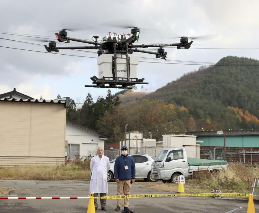 オンライン診療後、処方薬を積み患者宅に向かって飛行するドローン＝11日午後、岩手県八幡平市