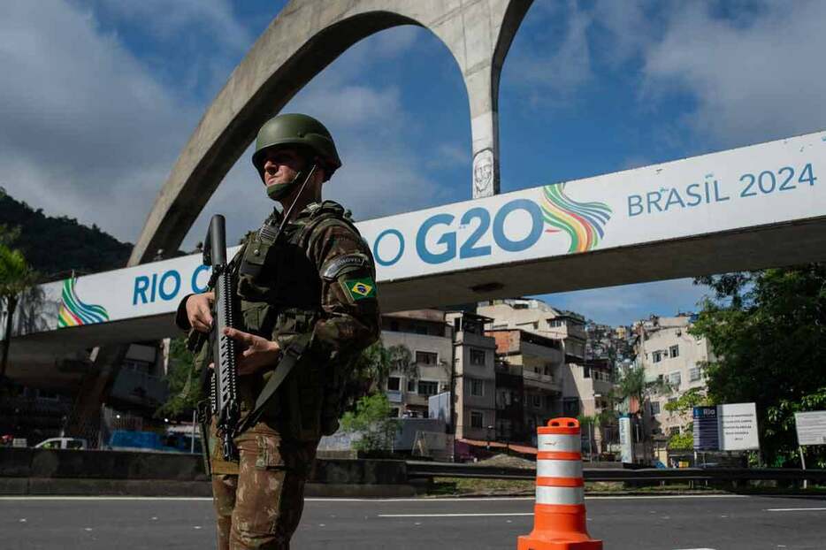 １７日、Ｇ２０サミットが開催されるリオデジャネイロで警備に立つブラジル軍の兵士（ＡＦＰ時事）