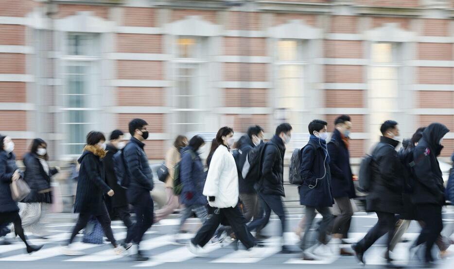 通勤する人たち＝JR東京駅前