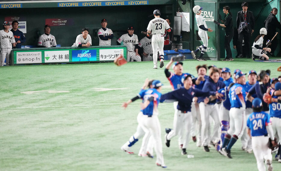 日本対台湾　台湾に敗れ優勝を逃し、ぼうぜんとする日本ベンチ（撮影・鈴木みどり）