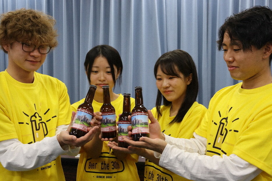 学内で破棄される米を活用したビールを発案した立命館大の学生ら＝滋賀県庁で２０２４年１１月１日午後０時１分、飯塚りりん撮影