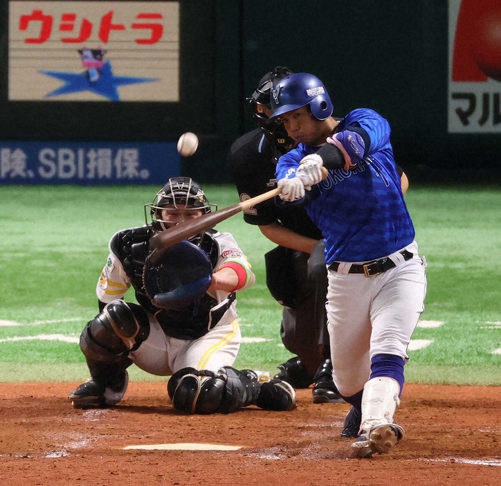 日本シリーズ第3戦で5回、勝ち越しの本塁打を放った桑原