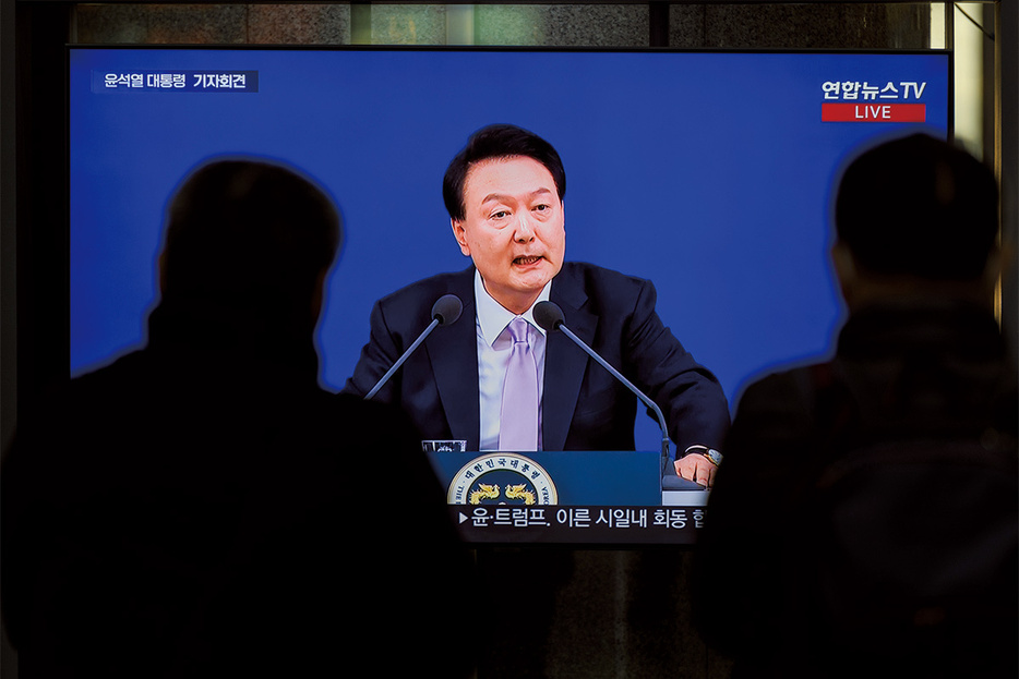 尹大統領の会見をテレビで見る市民（11月7日）　KIM JAE-HWAN–SOPA IMAGES–REUTERS