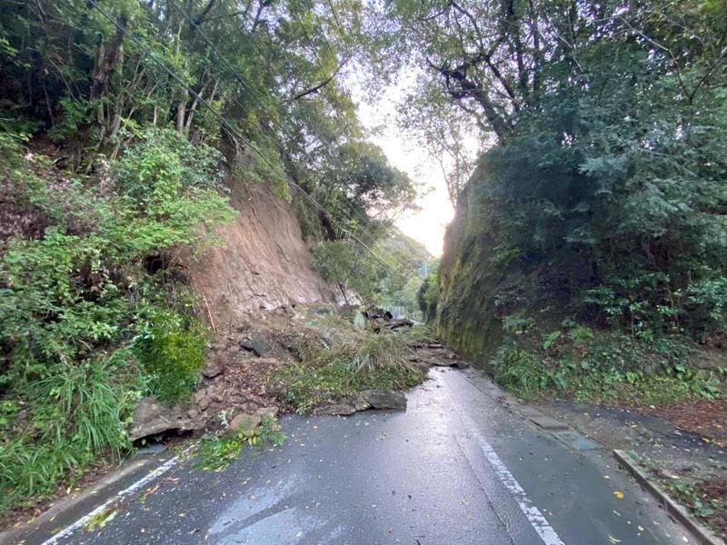 のり面が崩落した県道大多喜君津線の現場＝君津市川谷（千葉県提供）