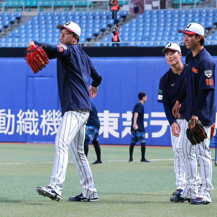 ノックを受ける才木浩人（左）＝バンテリンドームナゴヤ（撮影・長尾みなみ）