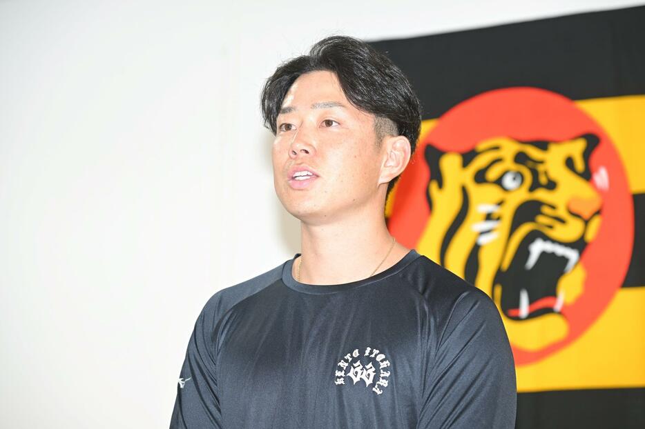 　残留を表明し、取材に応じる糸原（撮影・石井剣太郎）