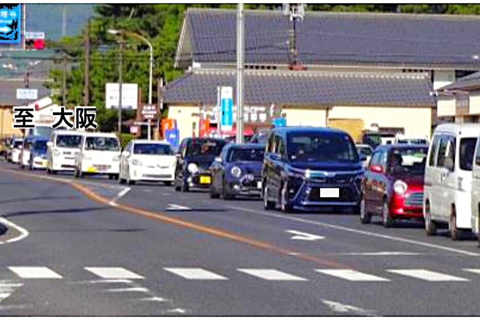 渋滞する斑鳩町内の国道25号（画像：国土交通省）。