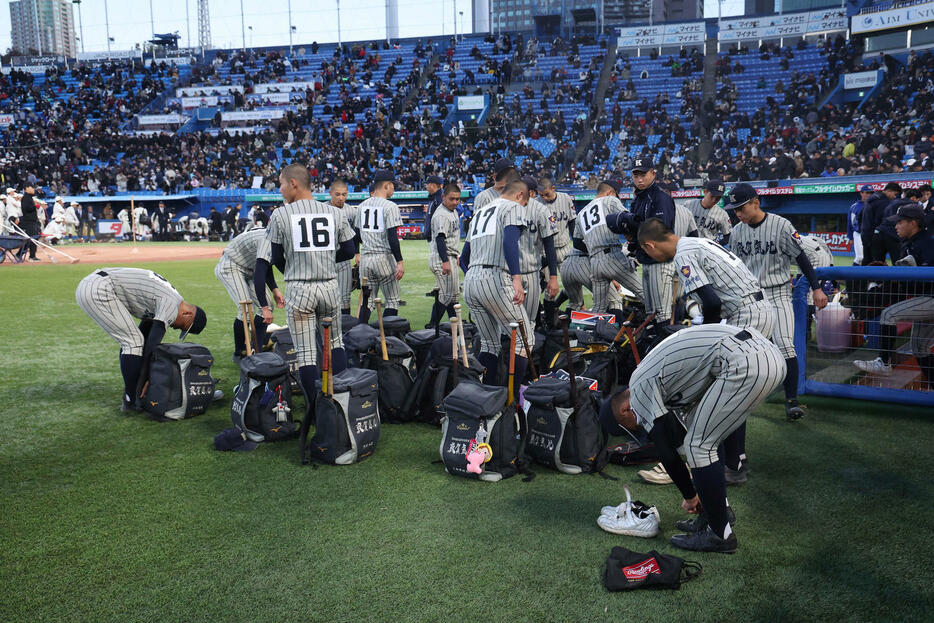 広島商対敦賀気比　延長タイブレークの末、広島商に敗れ、グランドから引き揚げる敦賀気比ナイン（撮影・河田真司）