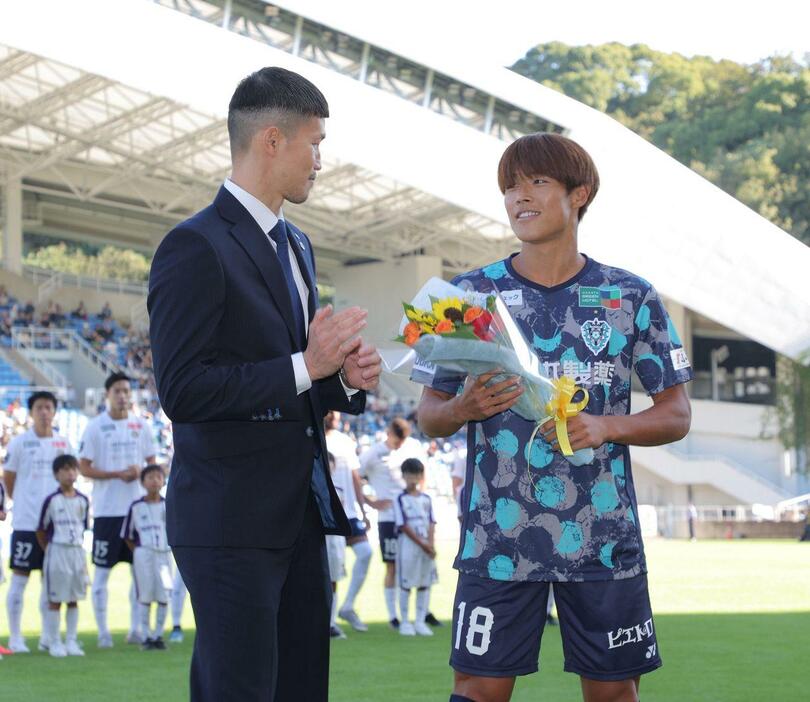 福岡・奈良（左）から花束を受け取る福岡・岩崎（撮影・栗木一考）