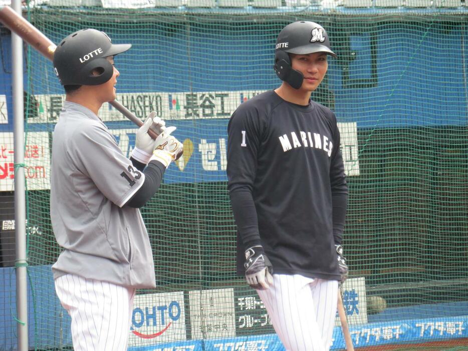 平沢（左）と談笑する藤原（撮影・星夏穂）