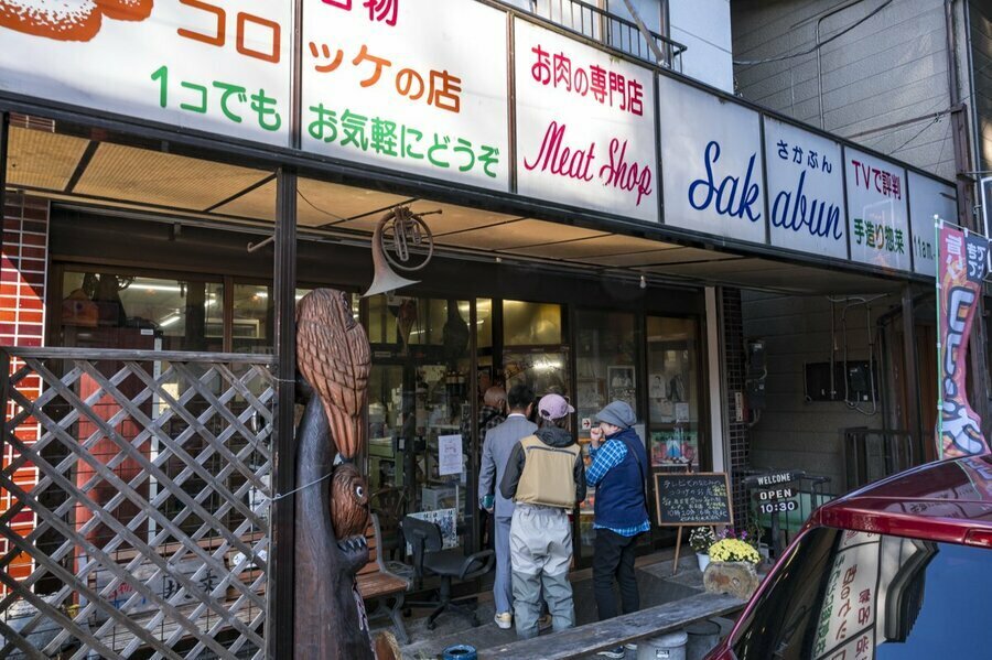 坂文精肉店の店先には次から次へとお客がやってきます。商品の減り具合を見ながら随時揚げているので、出来上がったばかりのメンチやコロッケを買うことができます