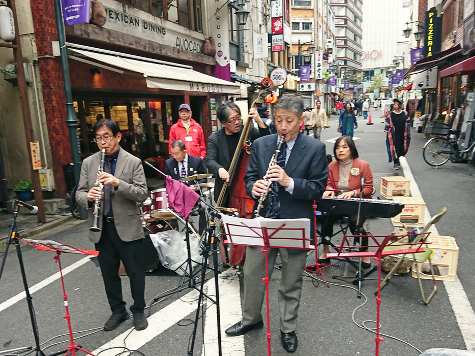 プロのミュージシャンも新宿の路上で演奏＝１０日、東京・新宿