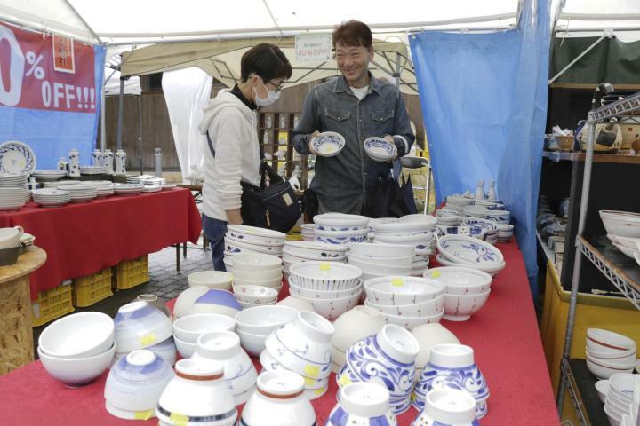 秋の砥部焼まつりで商品を品定めする来場者＝2日午前、砥部町千足