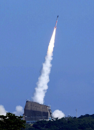 内之浦宇宙空間観測所から打ち上げられた観測ロケット「Ｓ５２０」３４号機（１４日午前１１時３０分、鹿児島県肝付町で）＝木佐貫冬星撮影