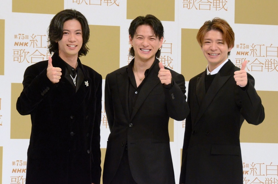 『第75回NHK紅白歌合戦』出場歌手発表記者会見に出席したNumber_iの神宮寺勇太、平野紫耀、岸優太（左から）