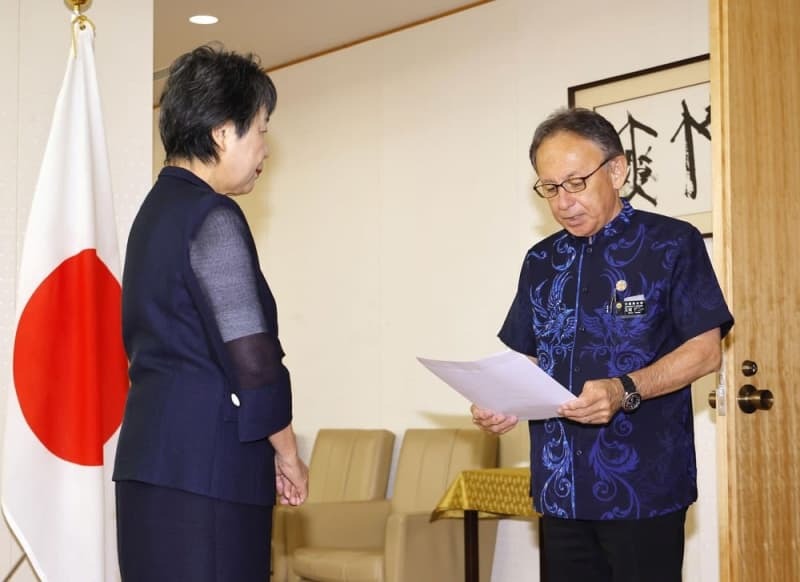 上川外相（当時、左）に抗議文を読み上げる沖縄県の玉城デニー知事＝７月