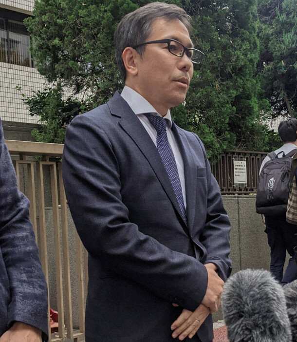 判決後、報道陣の取材に応じる相嶋静夫さんの長男＝東京・霞が関の東京高裁前で2024年11月6日午後1時48分、遠藤浩二撮影